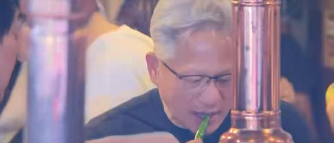 黄仁勋与韩国三名商界大佬烤肉聚会 共饮炸弹酒谈合作