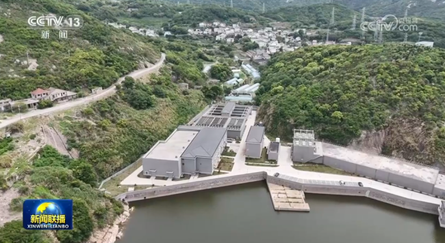 从技术突破到赋能重大产业，我国海水淡化综合实力持续增强。最新数据显示，我国现有海水淡化工程超160个，日产能已从2020年的165万吨提升至目前的超过300万吨，相当于1500万人每日的生活用水量。