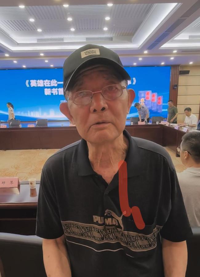 烈士邱建軍的父親出席新書首發(fā)式 緬懷平凡而偉大之子