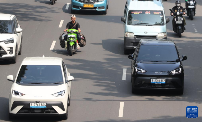 中國電動汽車風(fēng)靡印尼街頭 綠色出行新選擇