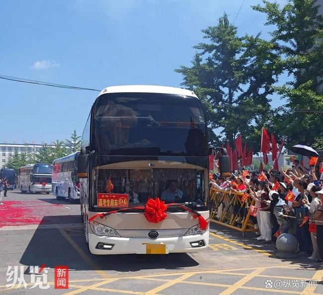 小鎮(zhèn)送考節(jié)延續(xù)31年 近萬(wàn)人上街相送 全鎮(zhèn)共?？忌鷦P旋