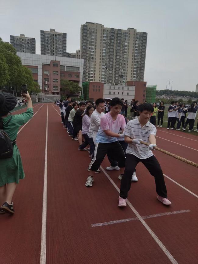 老师送别高三学生还没开口就已哽咽 青春摆渡人泪别首届毕业生