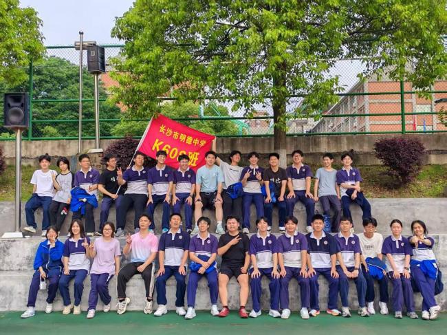 老师送别高三学生还没开口就已哽咽 青春摆渡人泪别首届毕业生