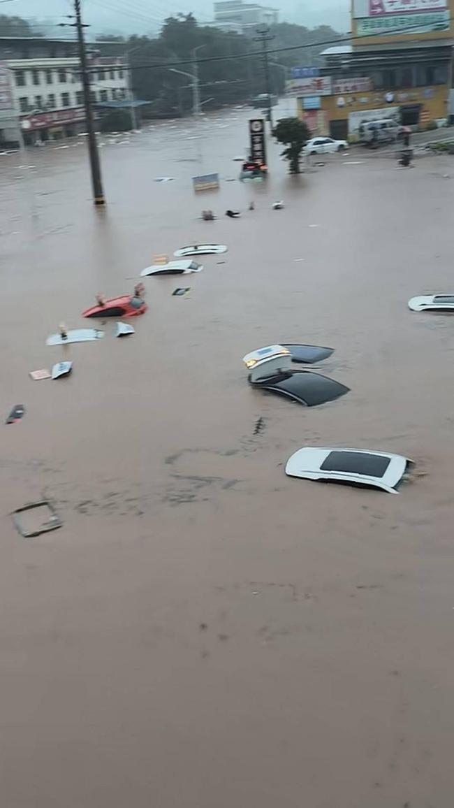 重庆合川遇强降水 积水涨到车顶