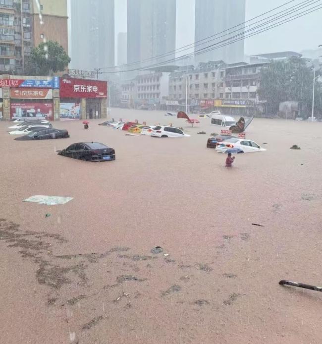 重庆合川暴雨致多街镇内涝 应急响应升级救援展开