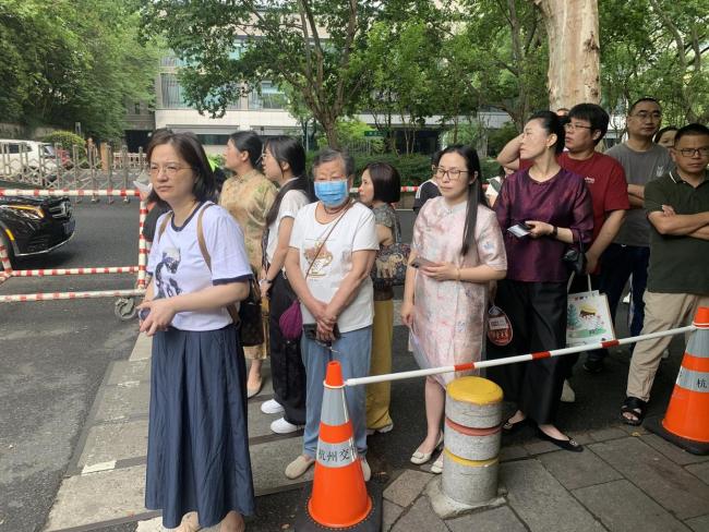 杭二中考點(diǎn)第一個出來考生評語文卷 考場內(nèi)外溫情滿滿