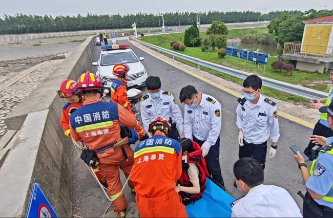 女子被困礁石 消防民警救回 涨潮遇险成功营救