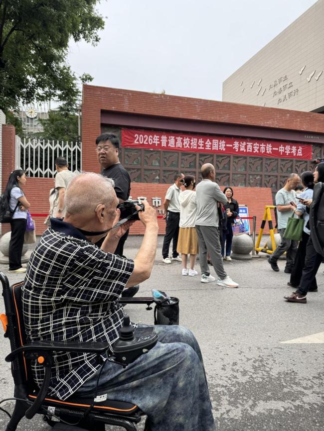 87歲老人持續(xù)送考近10年 用鏡頭見證青春時刻