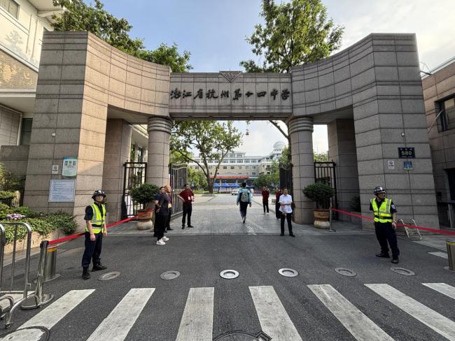 杭二中考點第一個出來考生評語文卷 考場內(nèi)外溫情滿滿