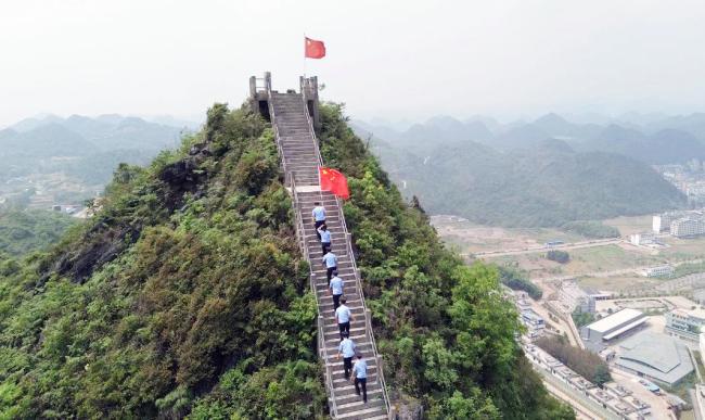 第一次巡邊 女警在國旗下哭了 家國情懷觸動心弦