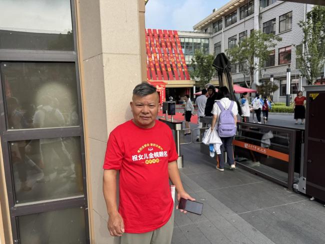 杭二中考點(diǎn)第一個出來考生評語文卷 考場內(nèi)外溫情滿滿