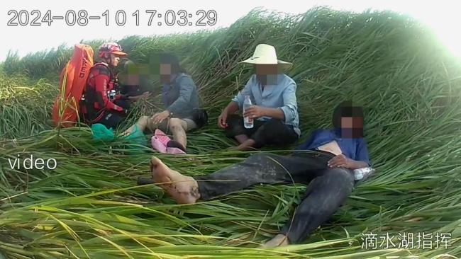 女子被困礁石 消防民警救回 漲潮遇險(xiǎn)成功營(yíng)救