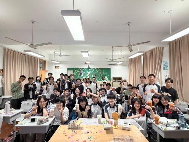 00后班主任感慨:7年前我在這里高考 故地重游傳遞好運