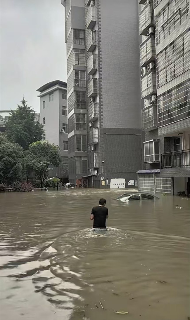 湖南吉首迎暴雨 有小区车辆被淹 水位已开始下降