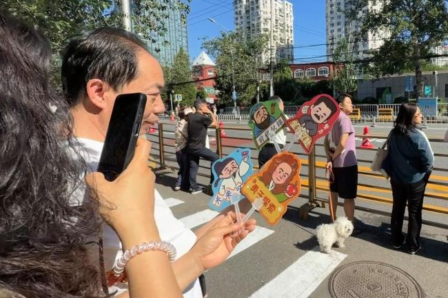 師生家長服裝配飾藏巧思 吉祥祝福滿載期望
