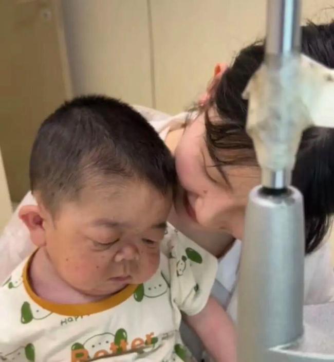 25歲嬰兒定格在66厘米 愛與命運交織的成長故事