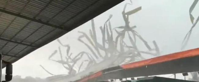 南宁一物流园遭遇超15级龙卷风