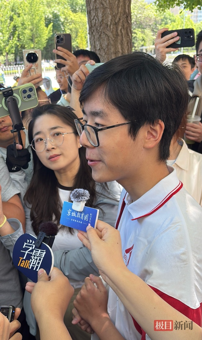 男生提前交卷稱目標(biāo)是清華 首名考生淡定離場