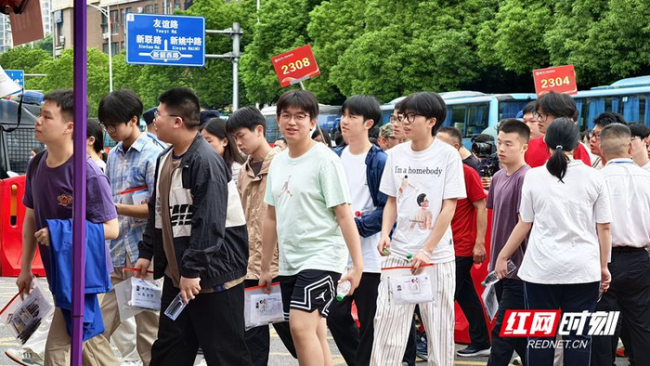 11岁哥哥带弟弟感受考场氛围 为考生加油鼓劲