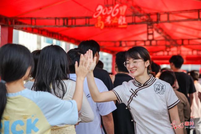 學(xué)子執(zhí)筆追夢，各方同心護(hù)航