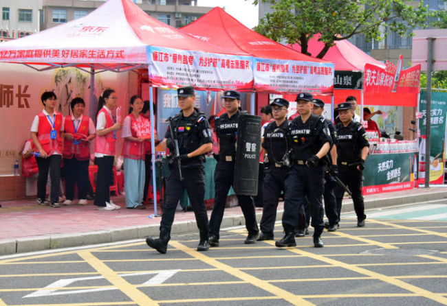 考生被困家中 民警破門護(hù)送赴考 愛心接力助夢(mèng)飛翔