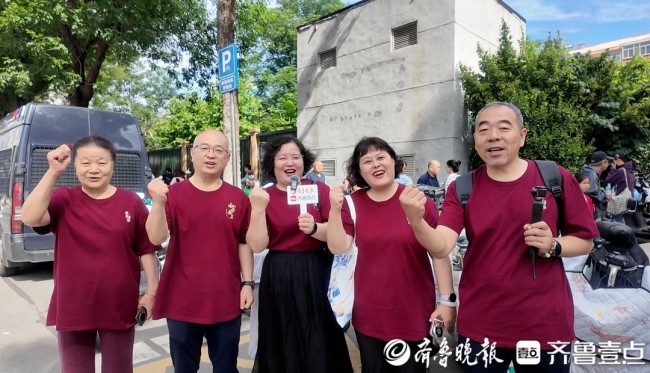 高考考場外兒子成媽媽“鬧鐘” 角色反轉(zhuǎn)顯默契