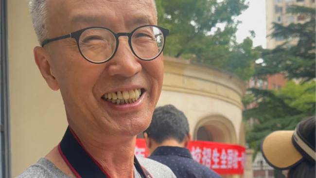 上海爺叔連續(xù)8年記錄高考 見證考生變遷