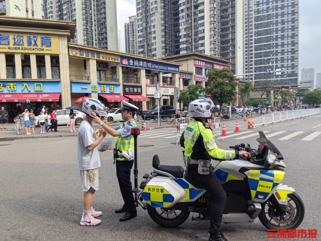 考生走錯(cuò)考場(chǎng)，鐵騎緊急護(hù)送 爭(zhēng)分奪秒保駕護(hù)航