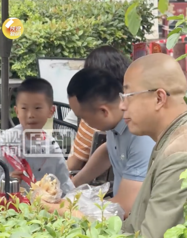 高考考場外家長“躺平”吃饃 理性選擇背后的教育現(xiàn)實