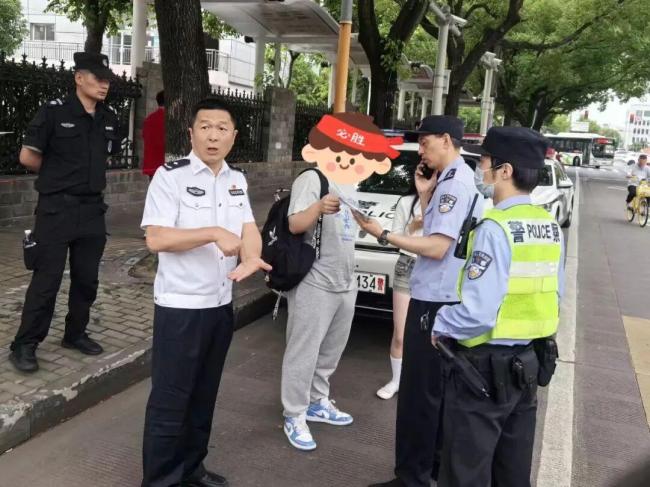 送考家長稱全家都起晚了 尷尬一幕再現(xiàn)考場外