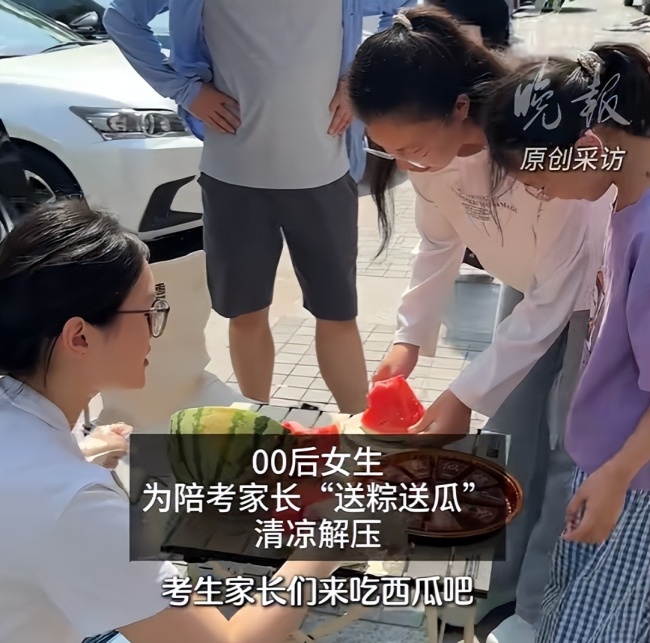 00后车主拉一车粽子西瓜陪表弟高考!