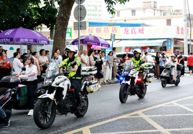 考生被困家中 民警破門護(hù)送赴考 愛心接力助夢(mèng)飛翔
