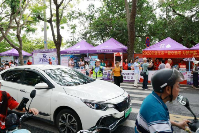 考生被困家中 民警破门护送赴考 爱心接力助梦飞翔