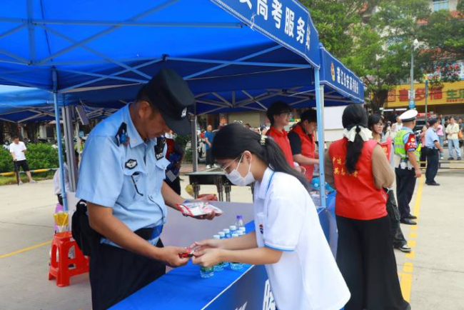 考生被困家中 民警破门护送赴考 爱心接力助梦飞翔
