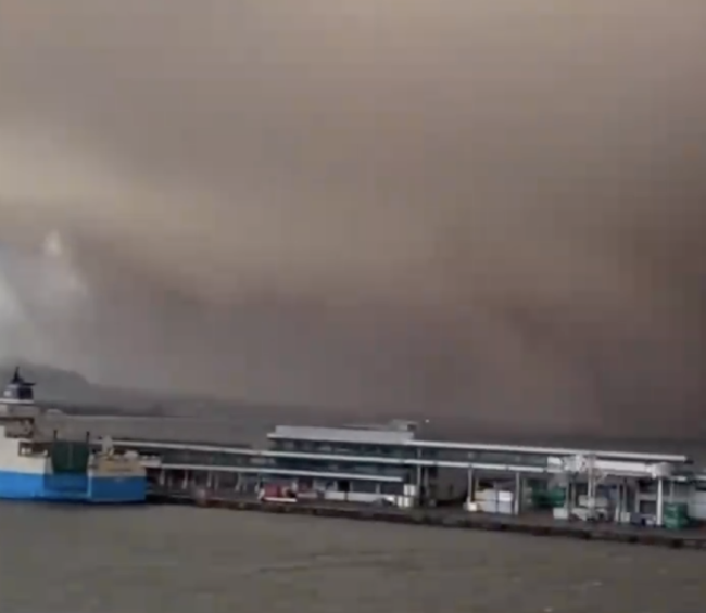 日本櫻島火山噴發(fā)宛如末日景象 火山灰雨籠罩市區(qū)