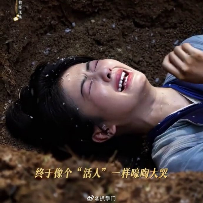 白鹿新剧手臂上的咬痕 真实痛感触发情感爆发