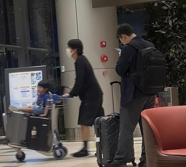 裴勇俊一家与朴信惠一家同游新加坡 低调亲子假期引发关注