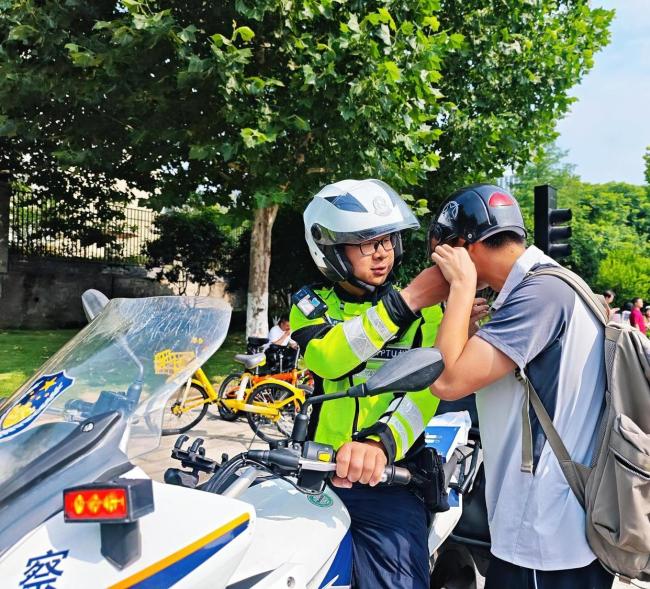 杭州985號(hào)交管機(jī)器人首次“陪考” 智能護(hù)航高考路