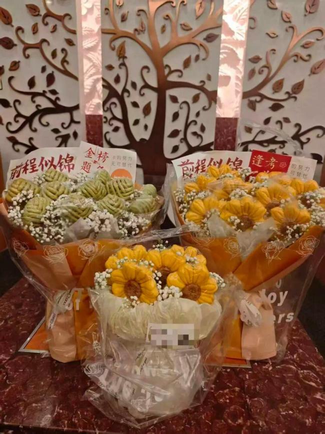 姑姑给高考侄女手搓馒头花束 网友:既好看又好吃