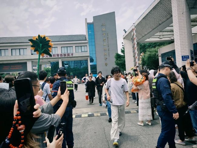 江苏第一批结束高考的人出现了 笔落卷合,梦想启航