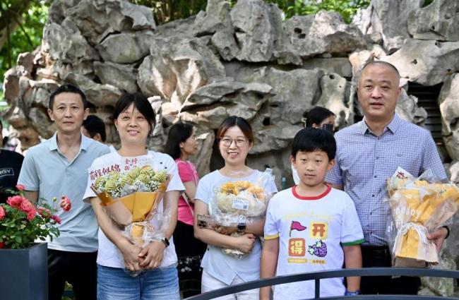 考生姑姑手搓馒头花束为侄女加油