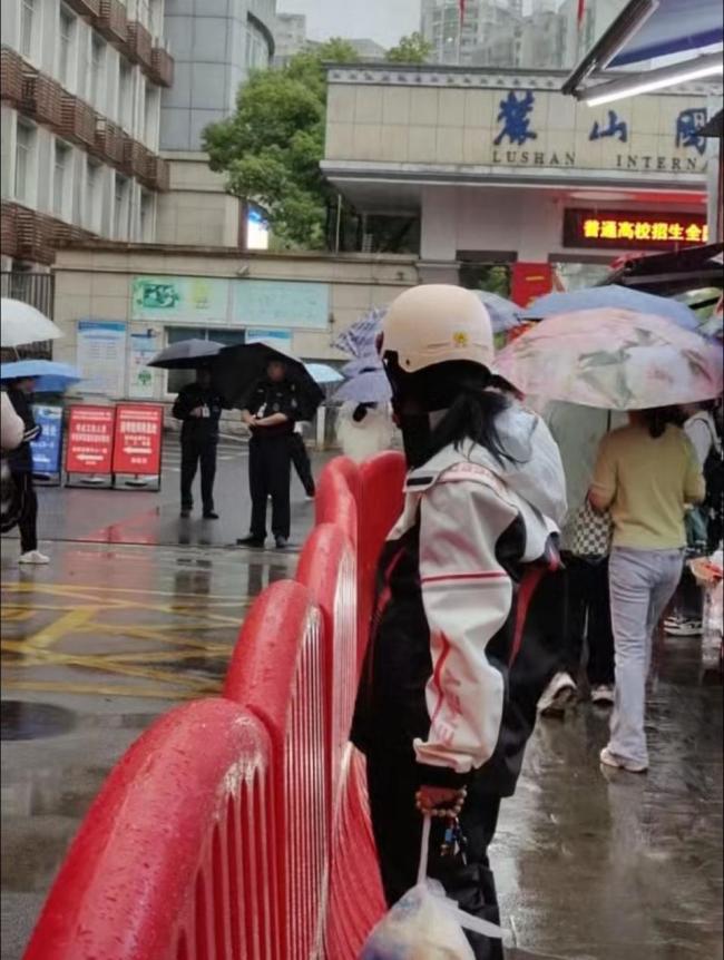 妈妈开车送考爸爸骑车跟着怕堵车