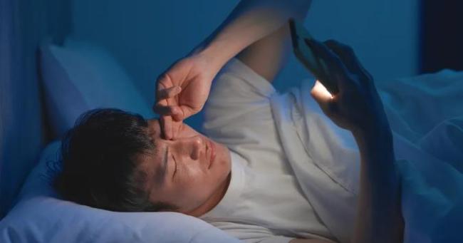 真的不要一睜眼就看手機(jī)了 晨起刷手機(jī)危害大