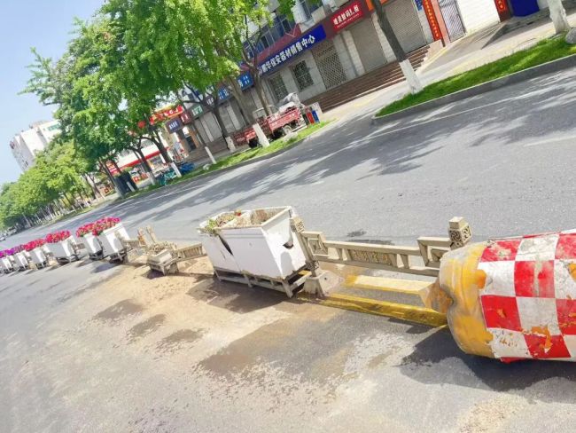 車主撞壞護(hù)欄被索賠10840元 價(jià)格虛高引爭議