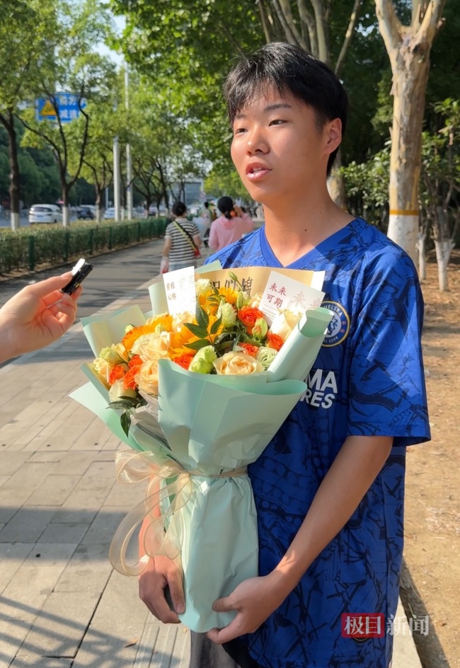 考生感谢母亲辞职陪读 父母落泪 三年陪伴见证成长