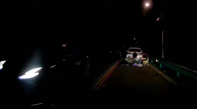 四人在车道上摆桌吃饭 夜间行车遇惊险一幕