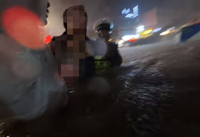 贵阳暴雨一司机被困蜷缩车内 市民交警合力救援
