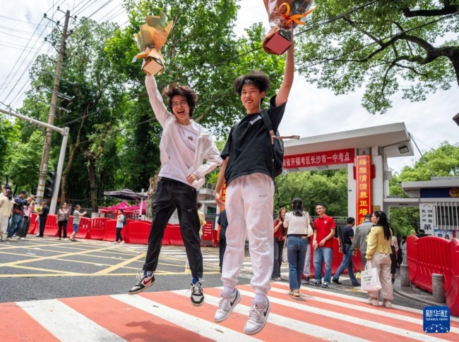 全国部分地区高考结束 考生庆祝考试完结