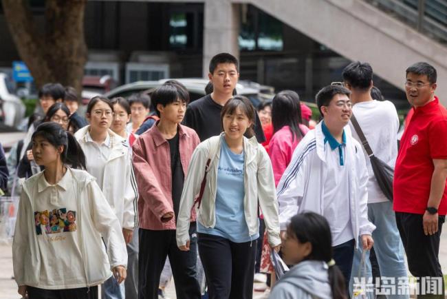 部分考生结束高考 家长温情相拥