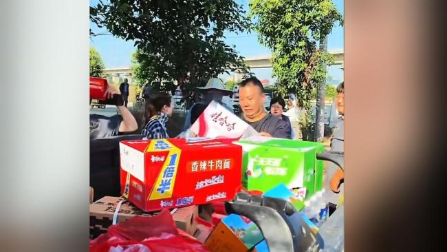 26歲女農(nóng)機(jī)手在河南收獲最重的行囊 村民熱情塞滿皮卡